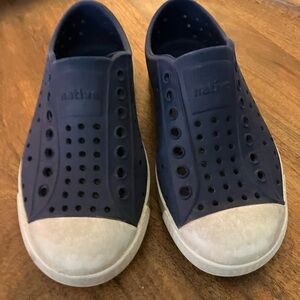 Native slip-on loafers. T10